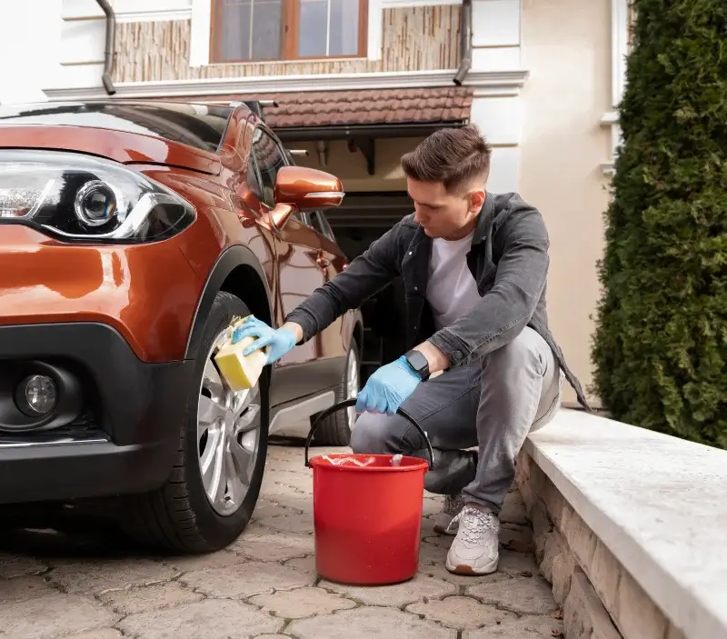 Lavage auto à domicile Aujols : professionnel intervenant sur un véhicule
